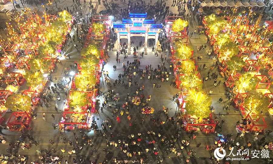 俯瞰太平文化廣場(chǎng)夜市，游人如織。人民網(wǎng)記者 陶濤攝