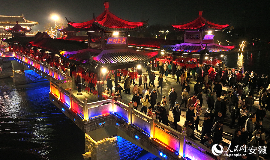 太平橋上，眾多市民來這里感受節(jié)日氛圍。人民網(wǎng)記者 陶濤攝
