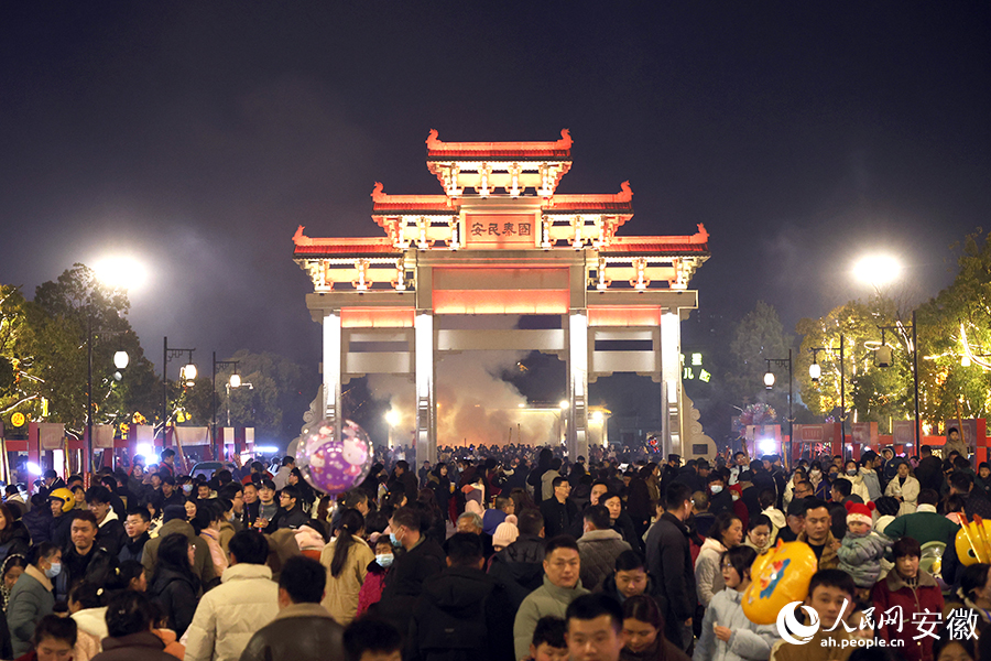 太平文化廣場，市民走上街頭，感受節(jié)日氛圍。人民網(wǎng)記者 陶濤攝