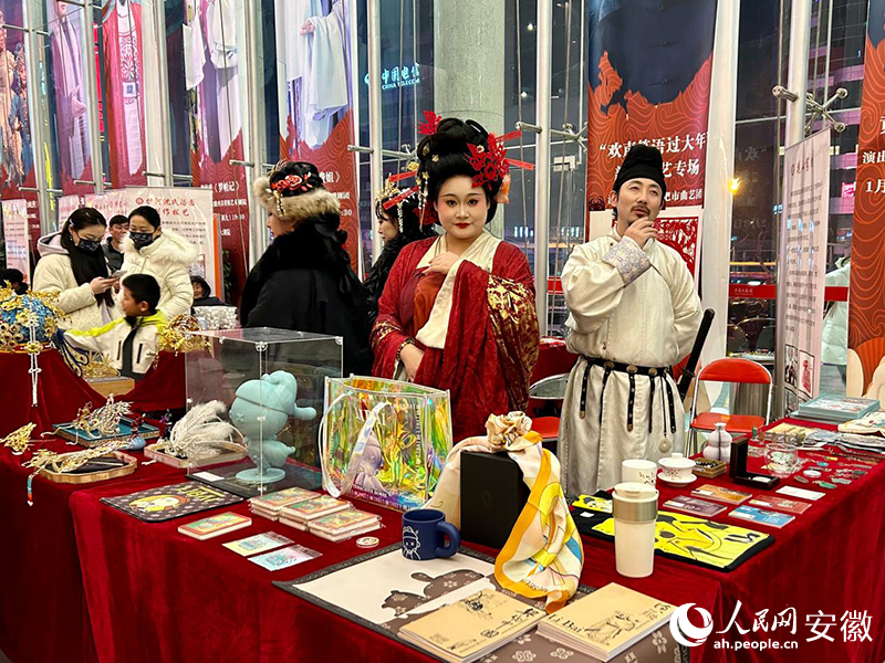 文創(chuàng)非遺市集。人民網(wǎng)記者 高飛躍攝