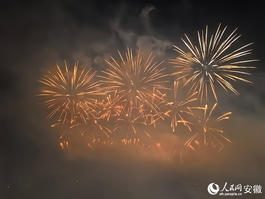 蕪湖十里江灣，璀璨煙花“點(diǎn)亮”元宵夜。人民網(wǎng)記者 汪瑞華攝