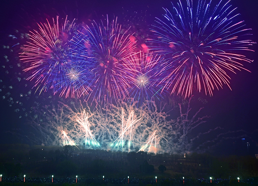 煙花秀璀璨上演。蕪湖市委宣傳部供圖