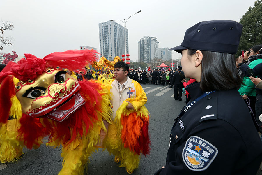 民警現(xiàn)場(chǎng)安保。高鵬攝