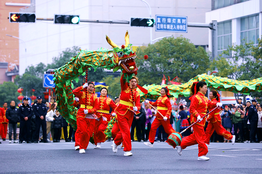 女子龍獅隊(duì)舞龍現(xiàn)場(chǎng)。高鵬攝