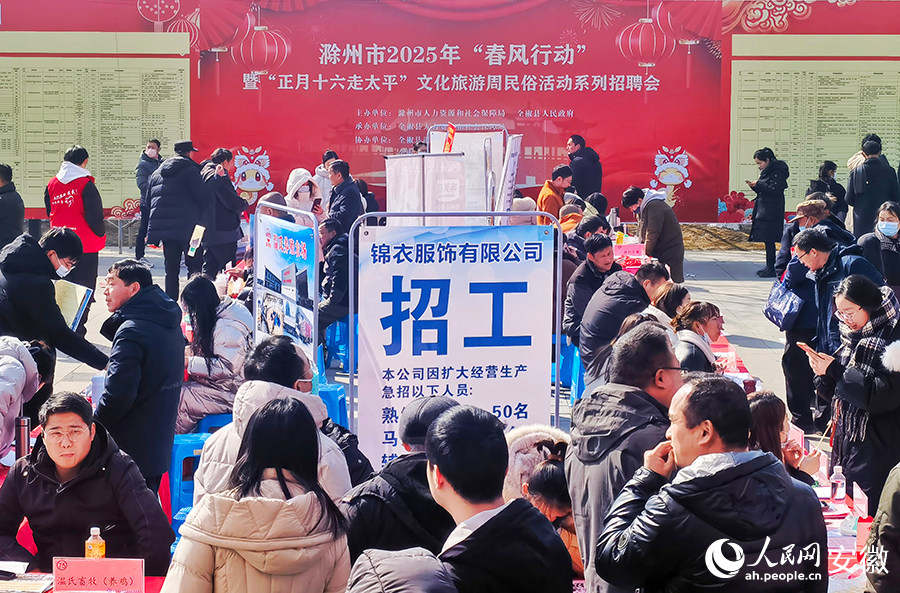 借助特色節(jié)日，當(dāng)?shù)匮由炀蜆I(yè)招聘、農(nóng)產(chǎn)品展銷(xiāo)等活動(dòng)，豐富節(jié)日內(nèi)涵。人民網(wǎng)記者 周坤攝