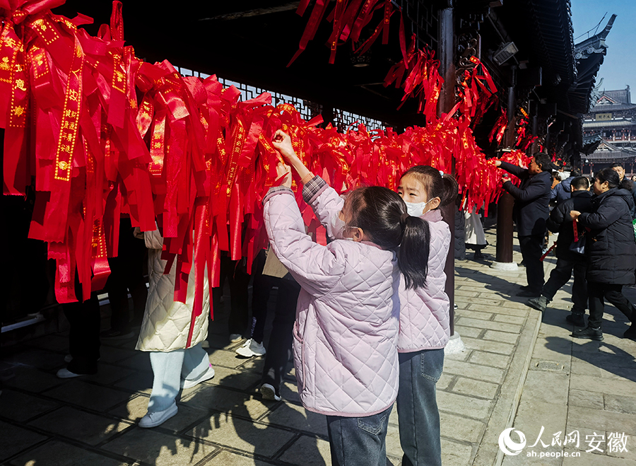 小孩子在太平橋上系上紅繩，許下美好愿望。人民網(wǎng)記者 周坤攝