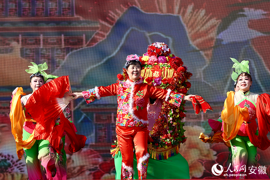 走太平活動成為當?shù)孛袼妆硌莸拇笪枧_。人民網(wǎng)記者 周坤攝