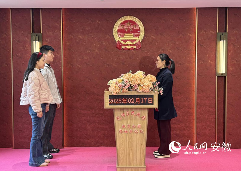 現(xiàn)場舉行“頒證禮”。 人民網(wǎng) 呂歡歡攝