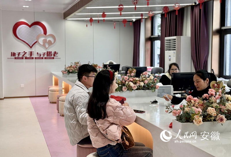 一對新人正在辦理婚姻登記。 人民網(wǎng) 呂歡歡攝