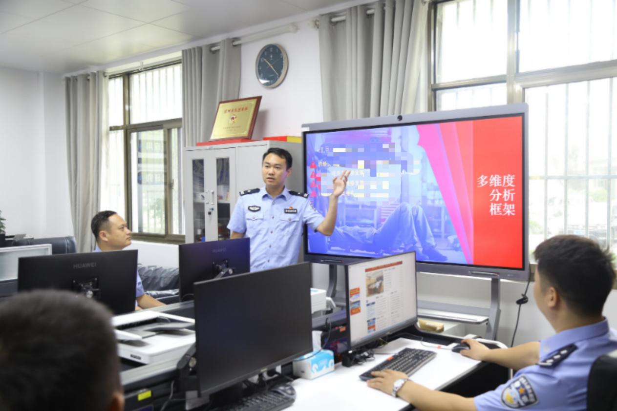 王安講解保險詐騙犯罪手法和異常數(shù)據(jù)分析。宿州市公安局供圖