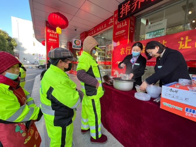 農(nóng)行舒城縣支行為戶外勞動(dòng)者提供早餐。