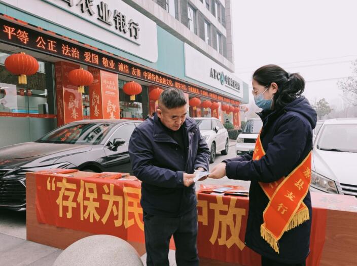 農(nóng)行金寨縣支行為客戶講解金融知識(shí)。