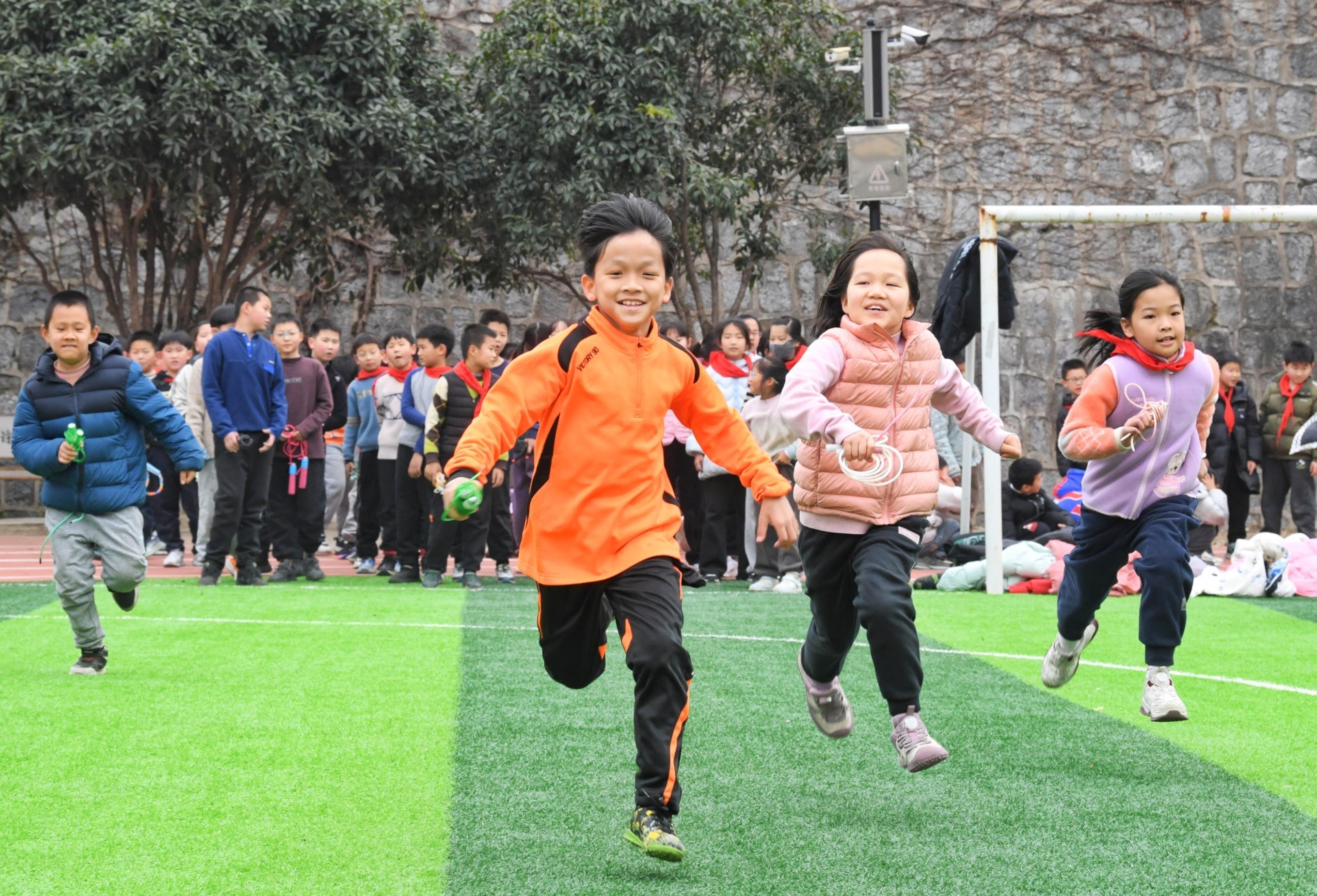  2月20日，合肥市琥珀小學(xué)（東區(qū)），大課間時(shí)間，小朋友在操場(chǎng)上快樂運(yùn)動(dòng)、盡情玩耍。本報(bào)通訊員 陳三虎 攝