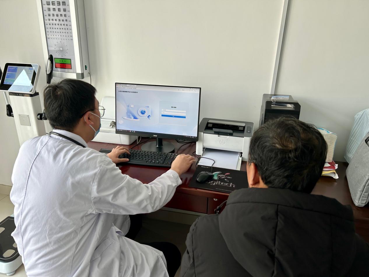 安徽醫(yī)科大學(xué)附屬阜陽醫(yī)院醫(yī)生使用廣榮科技研發(fā)的AI評估系統(tǒng)對病人進(jìn)行評估。人民網(wǎng)記者 高飛躍攝