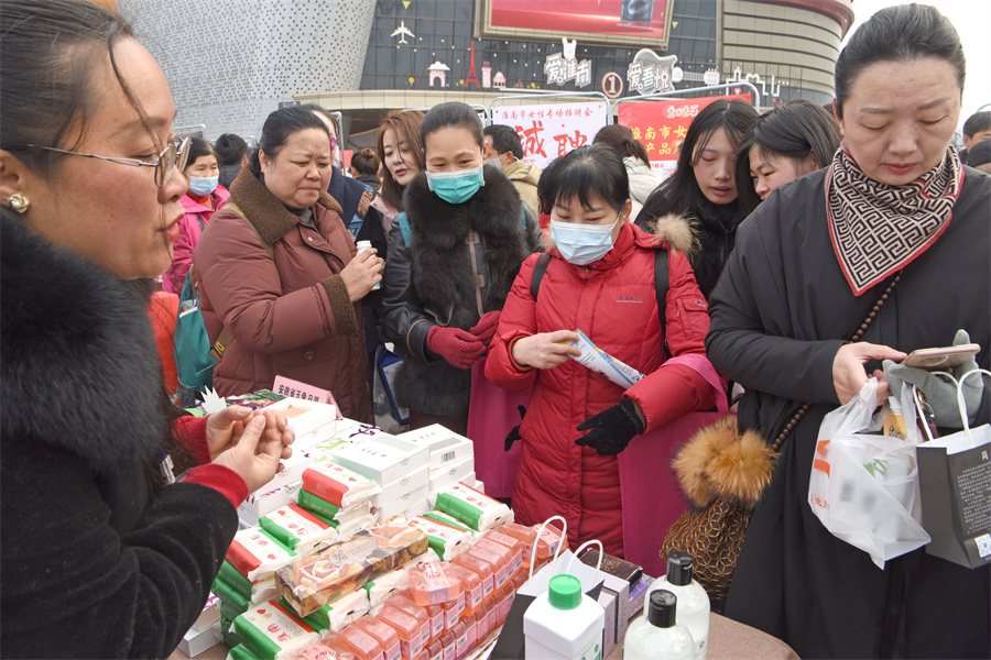 安徽淮南：招聘會(huì)現(xiàn)場(chǎng)展示產(chǎn)品 招賢納士促就業(yè)【6】