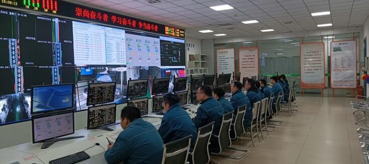 合肥熱電熱源廠運(yùn)行人員監(jiān)盤操作。合肥熱電供圖