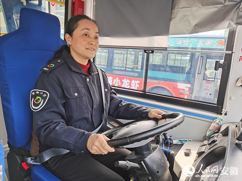 楊苗苗駕駛公交車出站。人民網(wǎng) 胡雨松攝