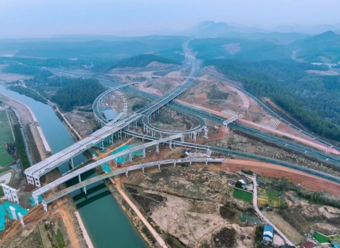 涇青高速項目建設(shè)現(xiàn)場。安徽建工集團供圖