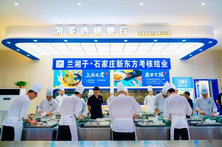 新東方烹飪教育校企定向班結(jié)業(yè)考核。中國(guó)東方教育供圖