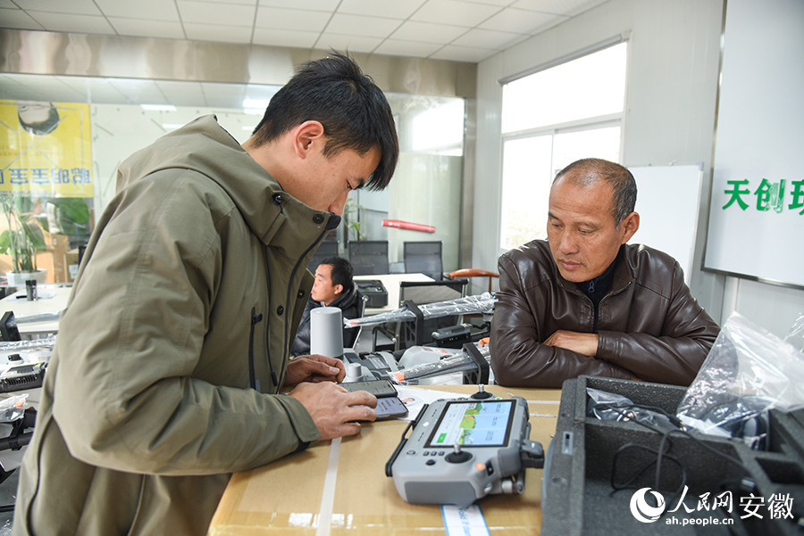 馬鞍山市天創(chuàng)現(xiàn)代農(nóng)業(yè)社會(huì)化服務(wù)有限公司工作人員正在幫助客戶進(jìn)行無(wú)人機(jī)注冊(cè)。人民網(wǎng)記者 李希蒙攝