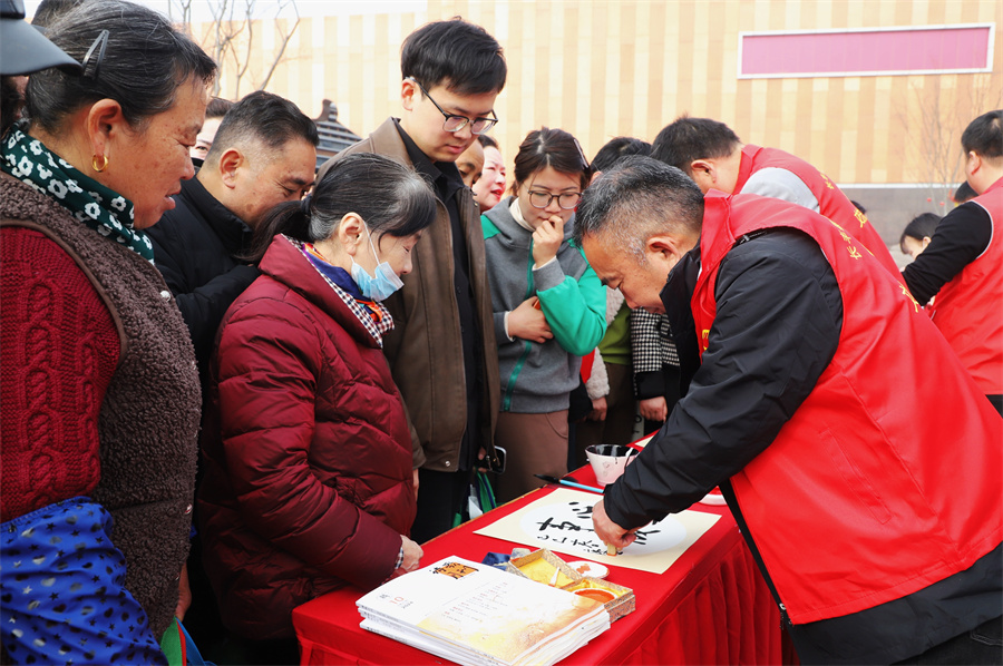 長豐縣文聯(lián)現(xiàn)場為群眾送字傳祝福。人民網(wǎng)記者 王銳攝