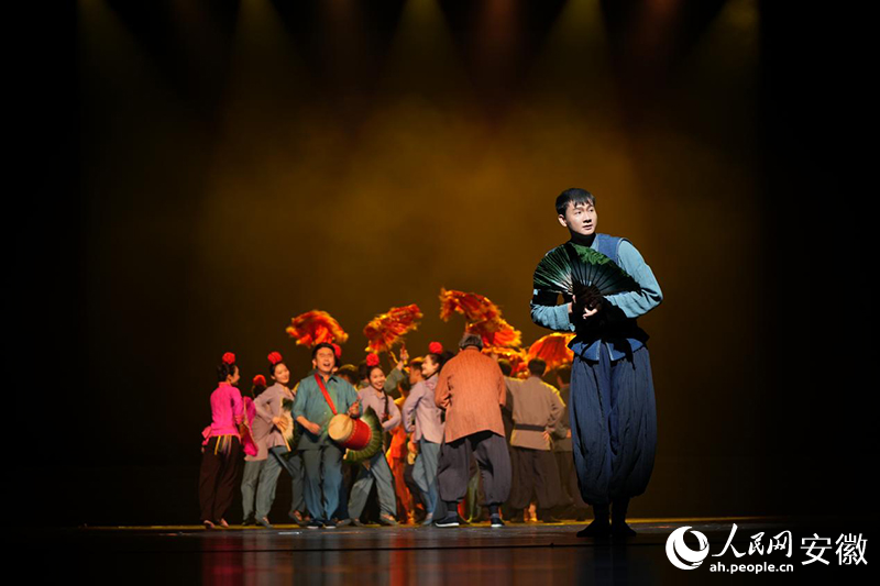 花鼓燈表演。 人民網(wǎng)記者 王銳攝