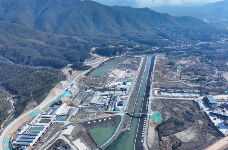 建設(shè)中的鳳凰山水庫(kù)工程現(xiàn)場(chǎng)。安徽建工集團(tuán)供圖