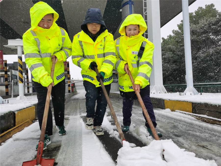 3月3日，滁新高速阜新段阜陽處臨泉站收費站人員正在道口除雪。