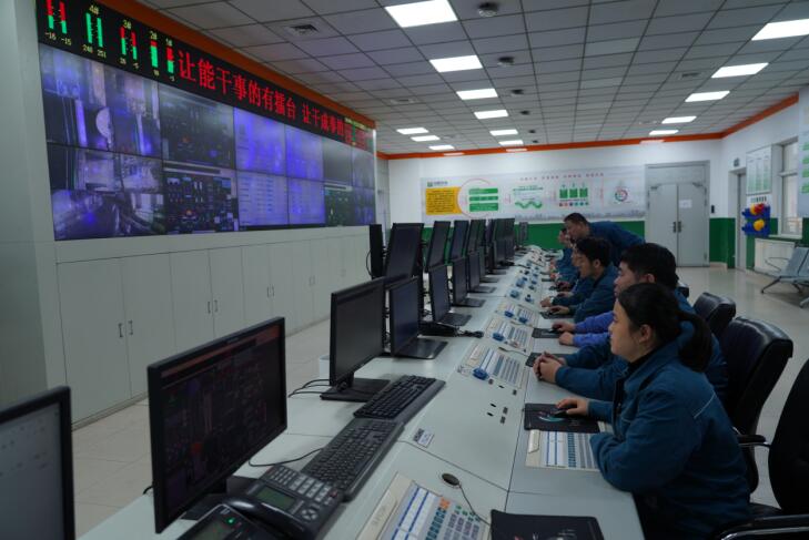 合肥熱電熱源廠運行人員監(jiān)盤操作。合肥熱電供圖