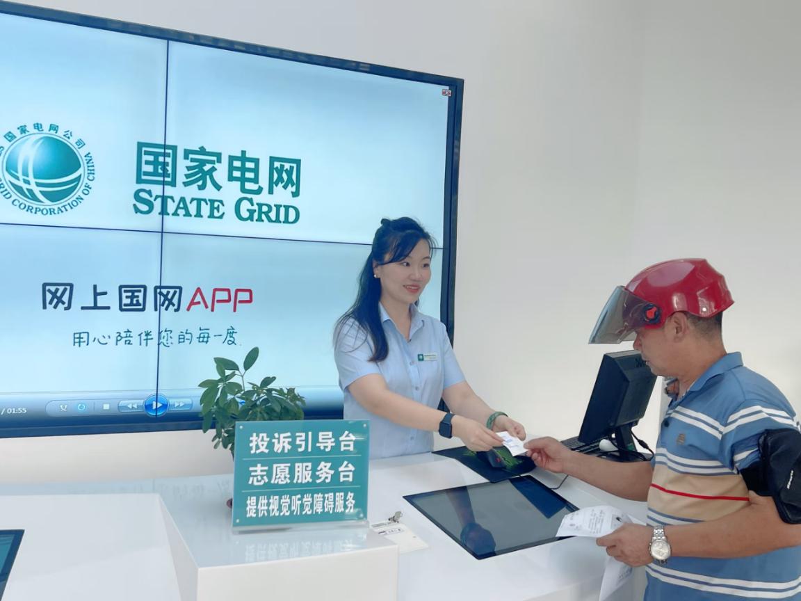 馬亞婷在工作崗位引導(dǎo)客戶辦理業(yè)務(wù)。嚴(yán)志成攝