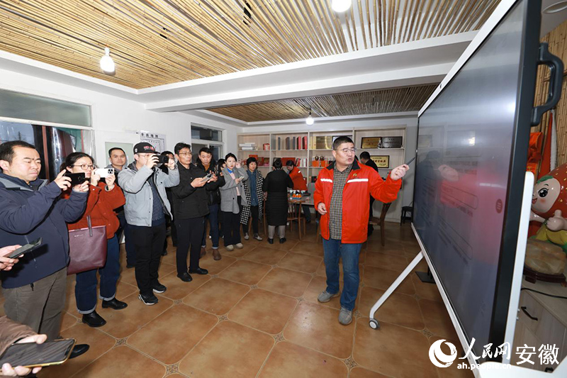 調研草莓電商物流基地。 人民網(wǎng)記者 張俊攝