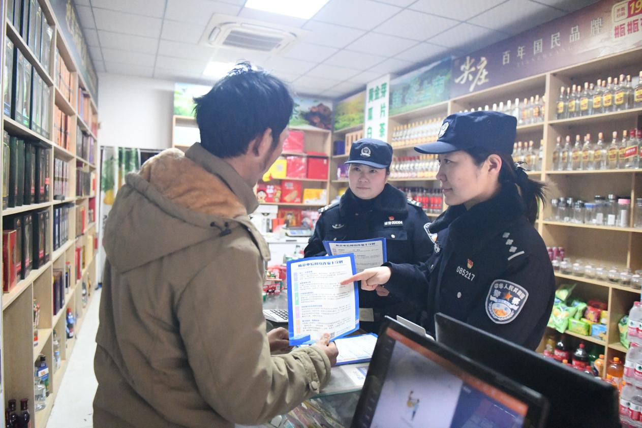 徐安冬走進(jìn)轄區(qū)商戶開展反詐宣傳。陳碩攝