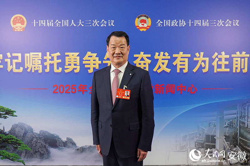全國人大代表彭壽在接受采訪。人民網(wǎng)記者 陳若天攝
