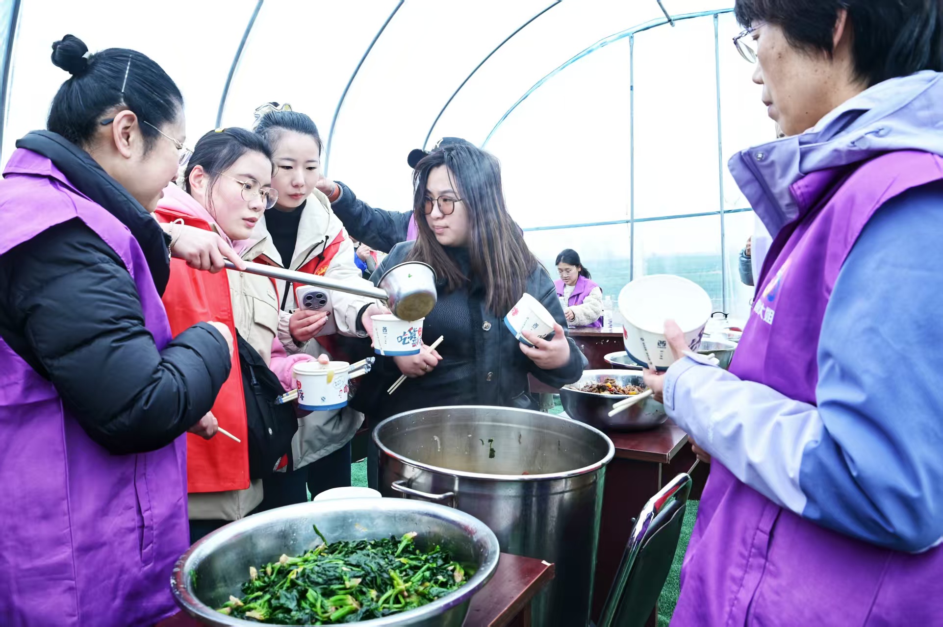 大家在田間享用午餐。