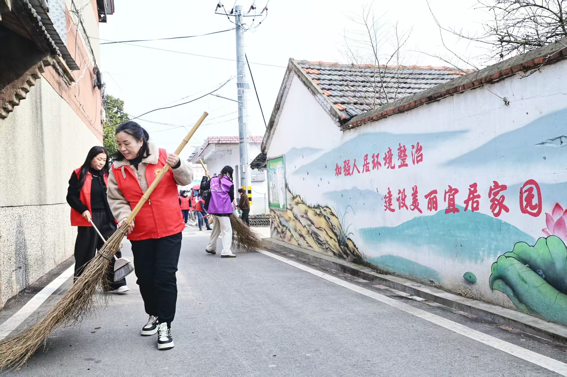志愿者們清掃鄉(xiāng)村路面。