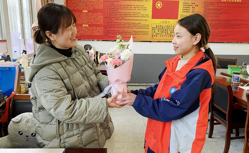 “鮮花贈園丁”。