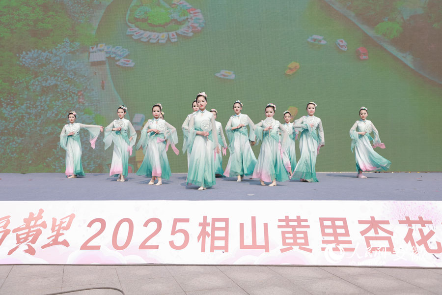 開幕式文藝演出。人民網(wǎng)記者 王曉飛攝