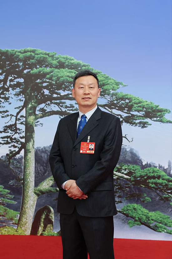 全國人大代表丁士啟在兩會現(xiàn)場。銅陵市委宣傳部供圖