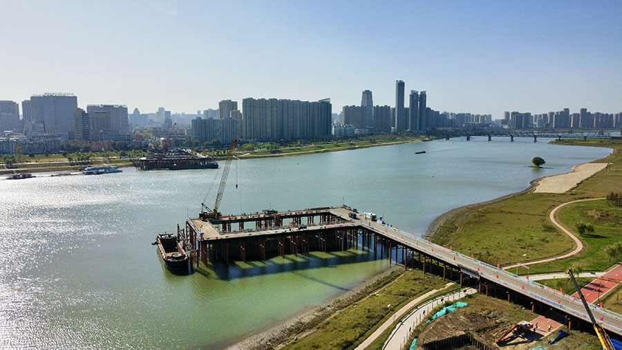 延安路淮河大橋建設(shè)正在有序進(jìn)行?；瓷蠀^(qū)委宣傳部供圖