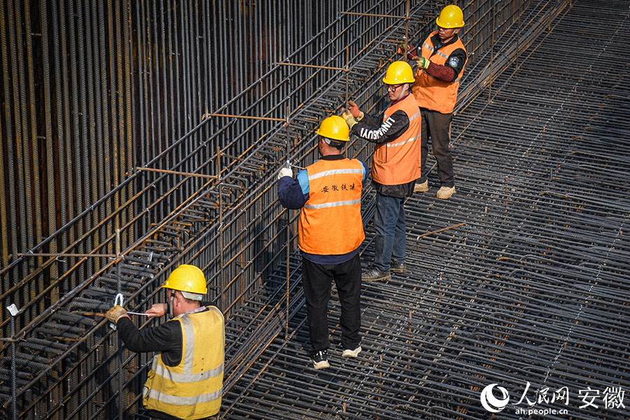工人正在加緊施工小蚌埠片區(qū)雙墩路下穿京滬鐵路立交工程。人民網(wǎng)記者 李希蒙攝