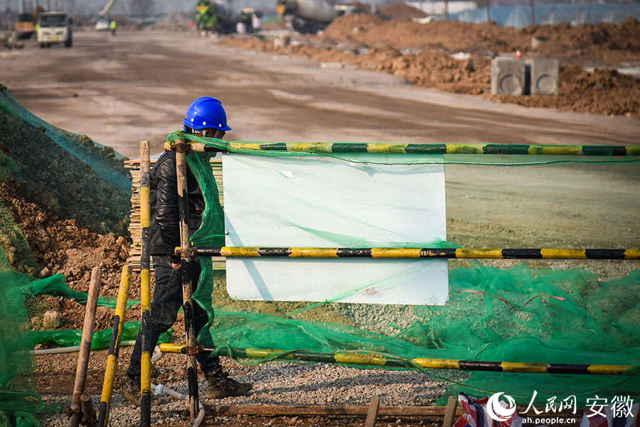 建設(shè)中的淮上區(qū)城區(qū)市政道路提升改造工程。人民網(wǎng)記者 李希蒙攝