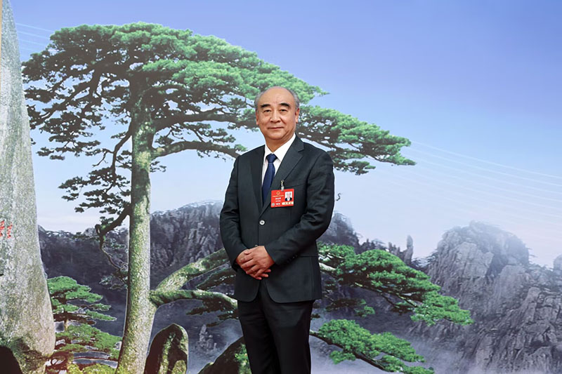 全國(guó)人大代表梁金輝在兩會(huì)現(xiàn)場(chǎng)接受采訪。亳州市委宣傳部供圖
