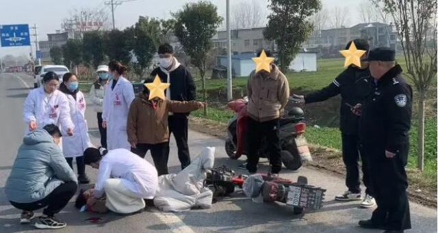 醫(yī)生義診途中救助車禍傷員。