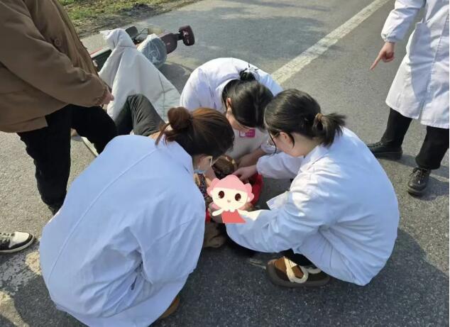 醫(yī)生義診途中救助車禍傷員。