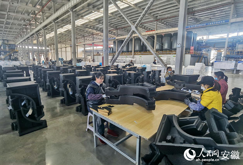 安徽瑞褀新材料有限公司車間，工人們正在檢查產(chǎn)品。人民網(wǎng)記者 周坤攝