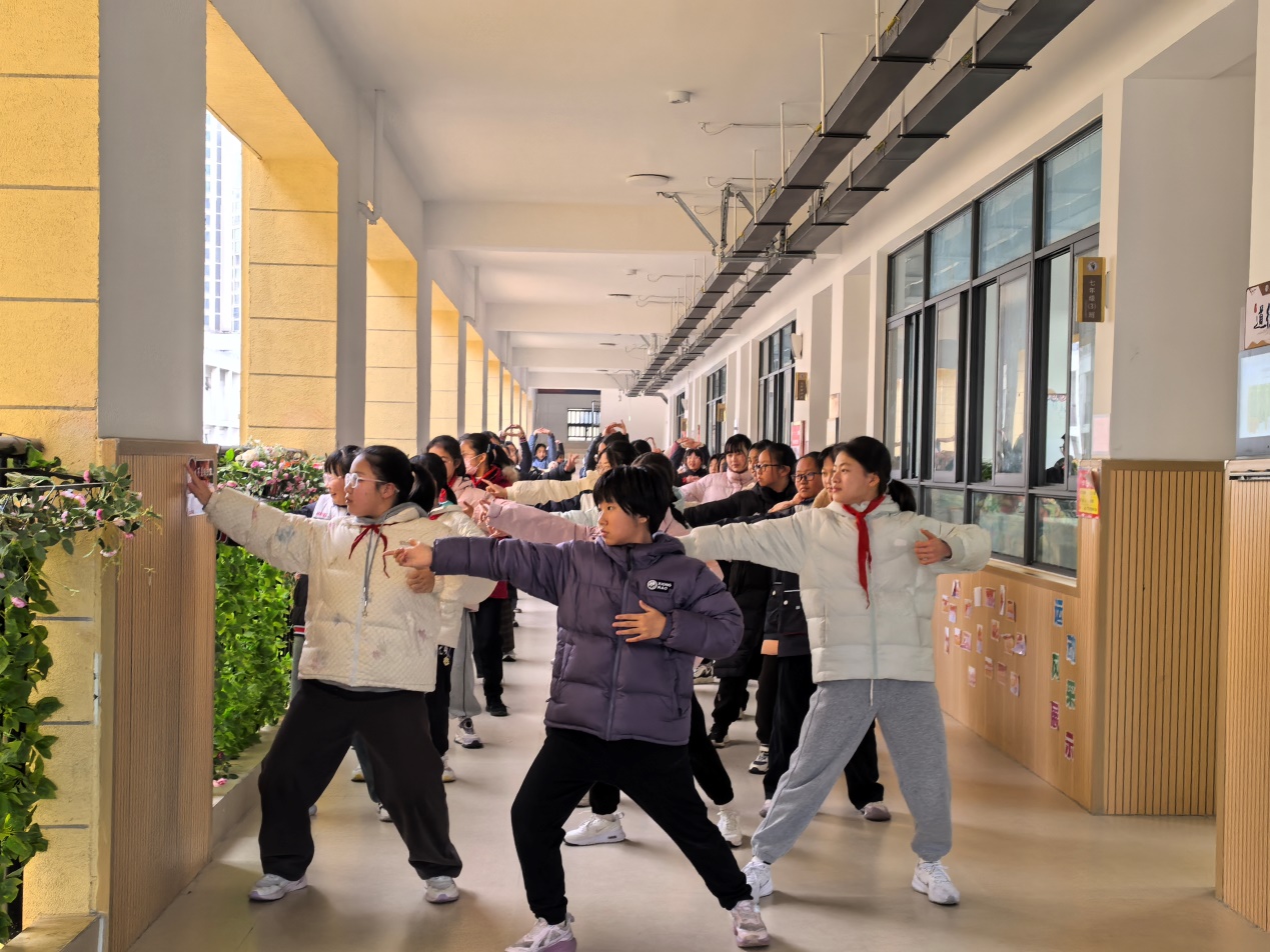 八段錦。合肥一六八玫瑰園學(xué)校東校供圖