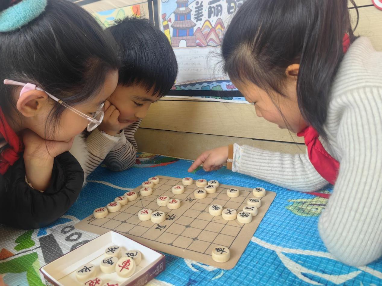 下棋。合肥一六八玫瑰園學(xué)校東校供圖