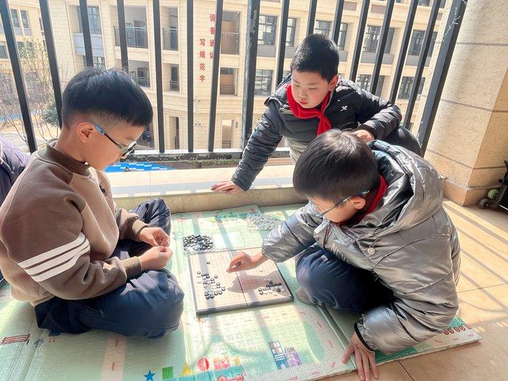 五子棋。合肥一六八玫瑰園學(xué)校東校供圖