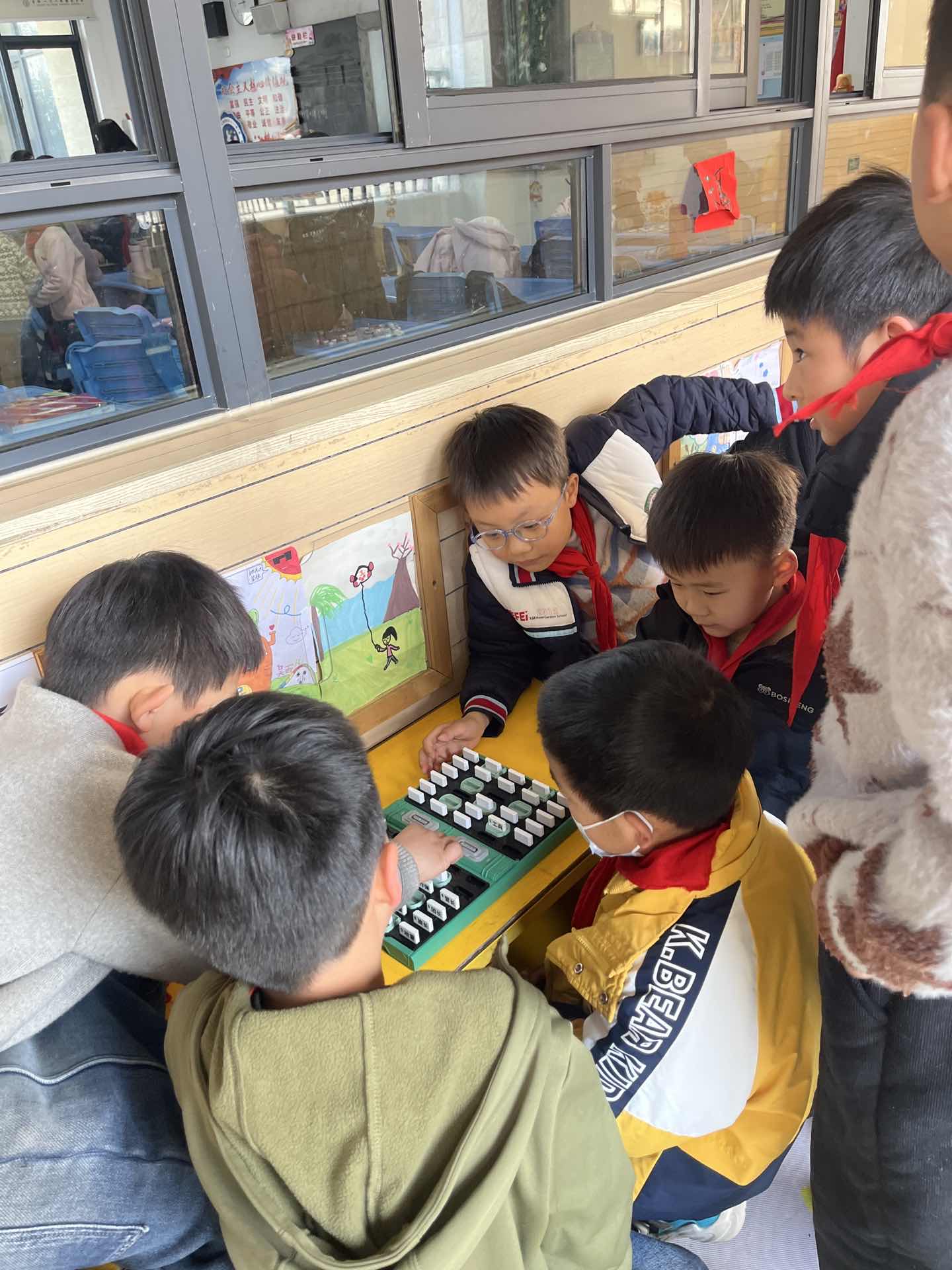下棋。合肥一六八玫瑰園學(xué)校東校供圖