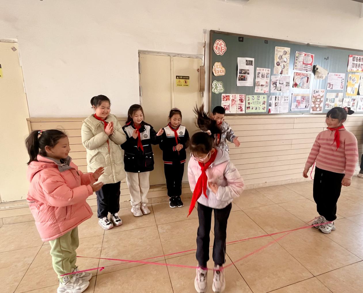 跳皮筋。合肥一六八玫瑰園學(xué)校東校供圖